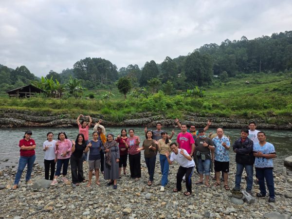 Rekreasi Bersama Kepala Sekolah Guru dan Staf Pegawai di To' Barana